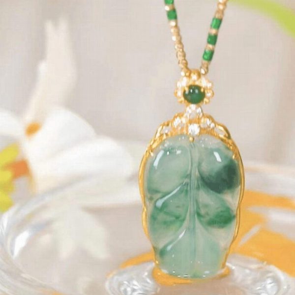 Colar de jade verde com pendente em forma de folha
